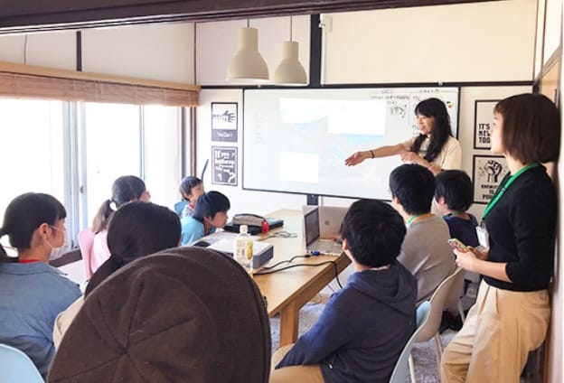 スタディプレイス福岡市東区箱崎校でのオンライン教材を使った学習の様子