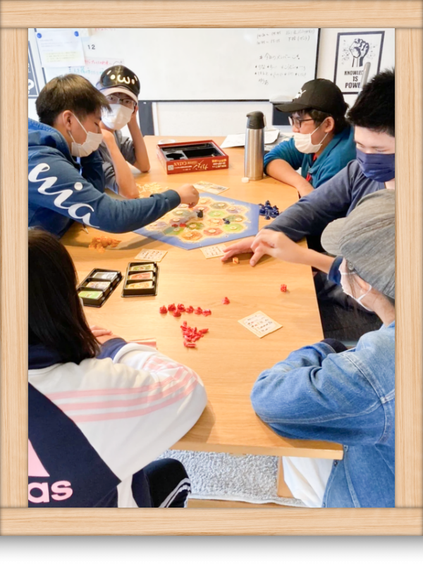 スタディプレイスでのあそびの時間は生徒がボードゲームで交流したりして過ごしています。